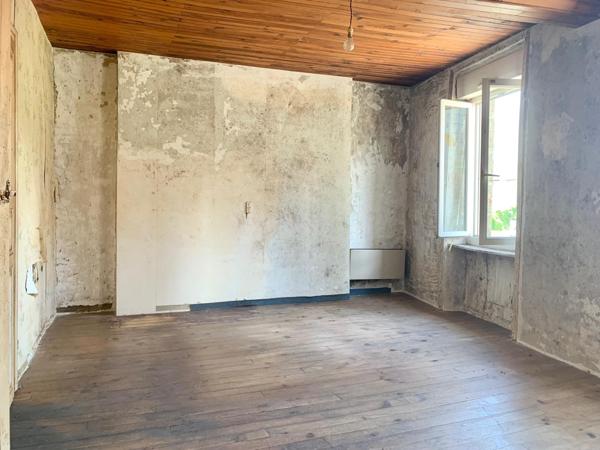 maison de bourg en pierre  à rénover