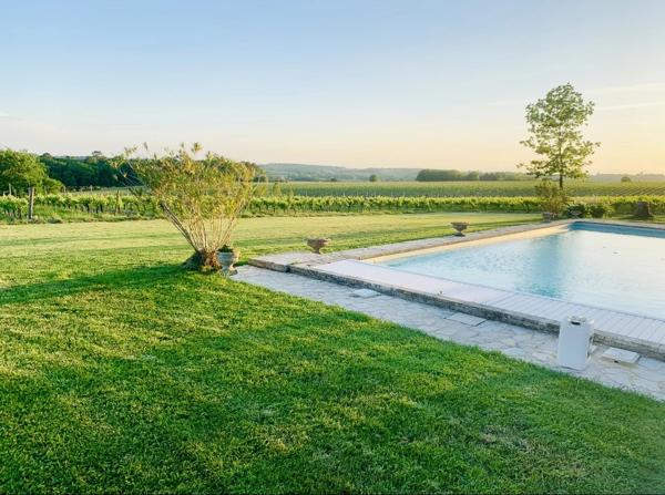 Vignoble avec 2 maisons en pierre. Potentiel de créer un manoir.