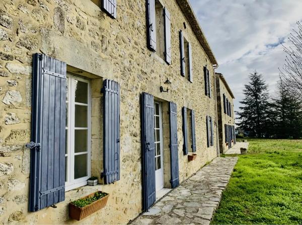 Vignoble avec 2 maisons en pierre. Potentiel de créer un manoir.