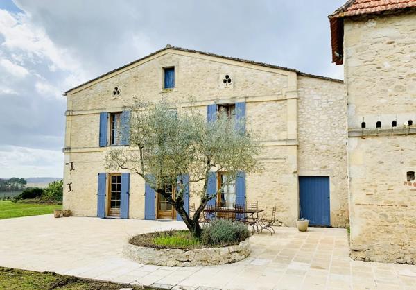 Vignoble avec 2 maisons en pierre. Potentiel de créer un manoir.