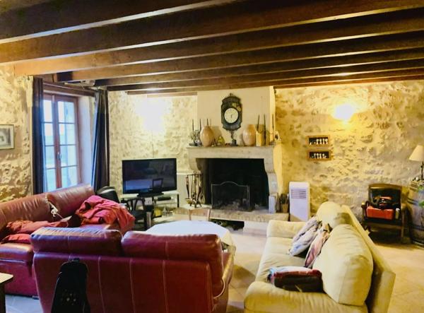 Vignoble avec 2 maisons en pierre. Potentiel de créer un manoir.