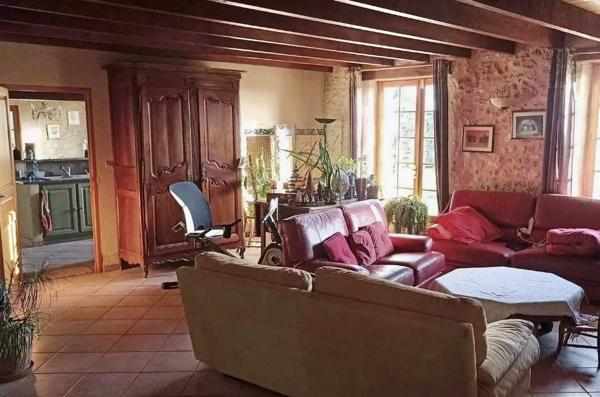 Vignoble avec 2 maisons en pierre. Potentiel de créer un manoir.