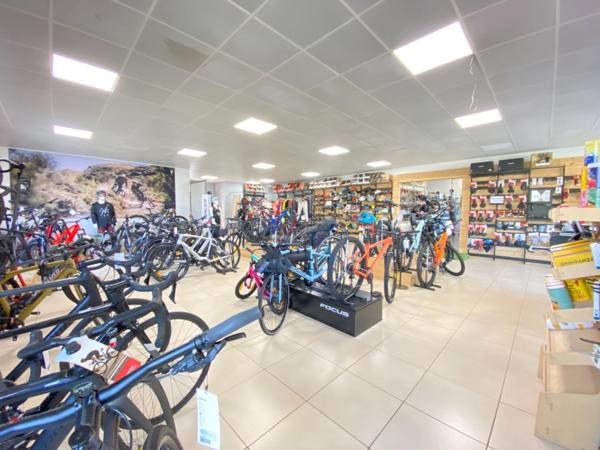 Local commercial / local d'activité à vendre 150 m² au Nord d’Aix-en-Provence – Axe fréquenté