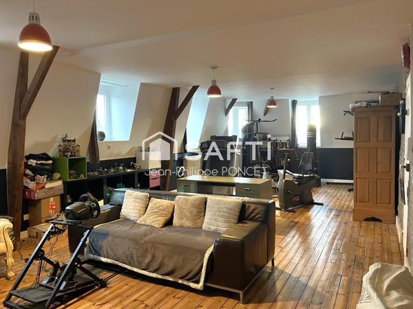 Belle Maison Bourgeoise avec garage et extérieur