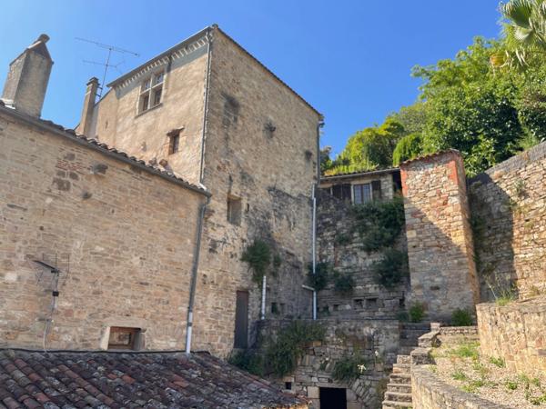Deux maisons pour le prix d'une — dans un village très prisé