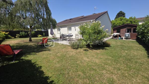 Dans le village Kaufman,  idéalement située au CALME et proches écoles et commodités, venez visiter ce beau plain-pied de 125 m2 environ,  édifié sur un terrain clos et piscinable de 655 m2 SANS VIS-À-VIS.

La maison se compose au rdc dune entrée qui s'ouvre sur une pièce à vivre de plus de 40 m2 avec cuisine américaine équipée. 

Accès garage double et buanderie. 

La partie nuit, bien distincte,  est composée d'une salle d'eau, wc et de 3 chambres dont une suite parentale avec dressing et SDB privative avec WC. 

Dans les combles aménagés,  une grande pièce supplémentaire avec point d'eau pouvant servir de 4eme chambre ou grand bureau, ou encore salle de sport/cinéma. 

Une situation idéale, un modèle de plain-pied apprécié chez Kaufman. Des prestations de qualité : double vitrage PVC, volets roulants électriques, ISOLATION EXTÉRIEURE récente pour un DPE en C ! 

Tableau électrique refait, portail garage motorisé. Maison entretenue et mise au GOÛT DU JOUR. 

Visite sur RDV.