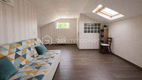 Dans le village Kaufman,  idéalement située au CALME et proches écoles et commodités, venez visiter ce beau plain-pied de 125 m2 environ,  édifié sur un terrain clos et piscinable de 655 m2 SANS VIS-À-VIS.

La maison se compose au rdc dune entrée qui s'ouvre sur une pièce à vivre de plus de 40 m2 avec cuisine américaine équipée. 

Accès garage double et buanderie. 

La partie nuit, bien distincte,  est composée d'une salle d'eau, wc et de 3 chambres dont une suite parentale avec dressing et SDB privative avec WC. 

Dans les combles aménagés,  une grande pièce supplémentaire avec point d'eau pouvant servir de 4eme chambre ou grand bureau, ou encore salle de sport/cinéma. 

Une situation idéale, un modèle de plain-pied apprécié chez Kaufman. Des prestations de qualité : double vitrage PVC, volets roulants électriques, ISOLATION EXTÉRIEURE récente pour un DPE en C ! 

Tableau électrique refait, portail garage motorisé. Maison entretenue et mise au GOÛT DU JOUR. 

Visite sur RDV.