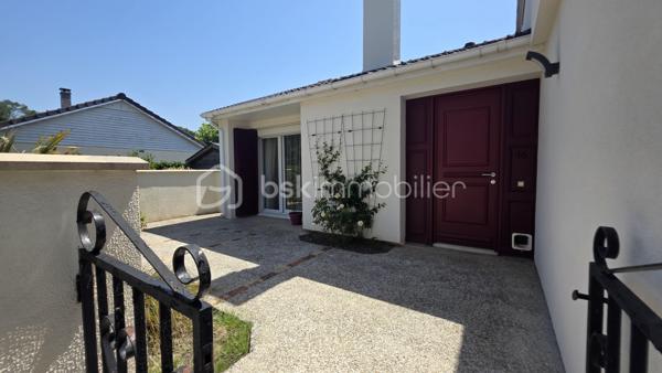 Dans le village Kaufman,  idéalement située au CALME et proches écoles et commodités, venez visiter ce beau plain-pied de 125 m2 environ,  édifié sur un terrain clos et piscinable de 655 m2 SANS VIS-À-VIS.

La maison se compose au rdc dune entrée qui s'ouvre sur une pièce à vivre de plus de 40 m2 avec cuisine américaine équipée. 

Accès garage double et buanderie. 

La partie nuit, bien distincte,  est composée d'une salle d'eau, wc et de 3 chambres dont une suite parentale avec dressing et SDB privative avec WC. 

Dans les combles aménagés,  une grande pièce supplémentaire avec point d'eau pouvant servir de 4eme chambre ou grand bureau, ou encore salle de sport/cinéma. 

Une situation idéale, un modèle de plain-pied apprécié chez Kaufman. Des prestations de qualité : double vitrage PVC, volets roulants électriques, ISOLATION EXTÉRIEURE récente pour un DPE en C ! 

Tableau électrique refait, portail garage motorisé. Maison entretenue et mise au GOÛT DU JOUR. 

Visite sur RDV.