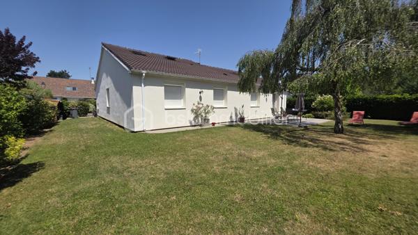 Dans le village Kaufman,  idéalement située au CALME et proches écoles et commodités, venez visiter ce beau plain-pied de 125 m2 environ,  édifié sur un terrain clos et piscinable de 655 m2 SANS VIS-À-VIS.

La maison se compose au rdc dune entrée qui s'ouvre sur une pièce à vivre de plus de 40 m2 avec cuisine américaine équipée. 

Accès garage double et buanderie. 

La partie nuit, bien distincte,  est composée d'une salle d'eau, wc et de 3 chambres dont une suite parentale avec dressing et SDB privative avec WC. 

Dans les combles aménagés,  une grande pièce supplémentaire avec point d'eau pouvant servir de 4eme chambre ou grand bureau, ou encore salle de sport/cinéma. 

Une situation idéale, un modèle de plain-pied apprécié chez Kaufman. Des prestations de qualité : double vitrage PVC, volets roulants électriques, ISOLATION EXTÉRIEURE récente pour un DPE en C ! 

Tableau électrique refait, portail garage motorisé. Maison entretenue et mise au GOÛT DU JOUR. 

Visite sur RDV.