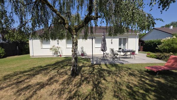 Dans le village Kaufman,  idéalement située au CALME et proches écoles et commodités, venez visiter ce beau plain-pied de 125 m2 environ,  édifié sur un terrain clos et piscinable de 655 m2 SANS VIS-À-VIS.

La maison se compose au rdc dune entrée qui s'ouvre sur une pièce à vivre de plus de 40 m2 avec cuisine américaine équipée. 

Accès garage double et buanderie. 

La partie nuit, bien distincte,  est composée d'une salle d'eau, wc et de 3 chambres dont une suite parentale avec dressing et SDB privative avec WC. 

Dans les combles aménagés,  une grande pièce supplémentaire avec point d'eau pouvant servir de 4eme chambre ou grand bureau, ou encore salle de sport/cinéma. 

Une situation idéale, un modèle de plain-pied apprécié chez Kaufman. Des prestations de qualité : double vitrage PVC, volets roulants électriques, ISOLATION EXTÉRIEURE récente pour un DPE en C ! 

Tableau électrique refait, portail garage motorisé. Maison entretenue et mise au GOÛT DU JOUR. 

Visite sur RDV.