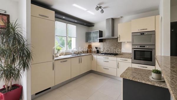 Dans le village Kaufman,  idéalement située au CALME et proches écoles et commodités, venez visiter ce beau plain-pied de 125 m2 environ,  édifié sur un terrain clos et piscinable de 655 m2 SANS VIS-À-VIS.

La maison se compose au rdc dune entrée qui s'ouvre sur une pièce à vivre de plus de 40 m2 avec cuisine américaine équipée. 

Accès garage double et buanderie. 

La partie nuit, bien distincte,  est composée d'une salle d'eau, wc et de 3 chambres dont une suite parentale avec dressing et SDB privative avec WC. 

Dans les combles aménagés,  une grande pièce supplémentaire avec point d'eau pouvant servir de 4eme chambre ou grand bureau, ou encore salle de sport/cinéma. 

Une situation idéale, un modèle de plain-pied apprécié chez Kaufman. Des prestations de qualité : double vitrage PVC, volets roulants électriques, ISOLATION EXTÉRIEURE récente pour un DPE en C ! 

Tableau électrique refait, portail garage motorisé. Maison entretenue et mise au GOÛT DU JOUR. 

Visite sur RDV.