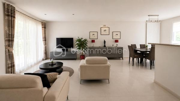 Dans le village Kaufman,  idéalement située au CALME et proches écoles et commodités, venez visiter ce beau plain-pied de 125 m2 environ,  édifié sur un terrain clos et piscinable de 655 m2 SANS VIS-À-VIS.

La maison se compose au rdc dune entrée qui s'ouvre sur une pièce à vivre de plus de 40 m2 avec cuisine américaine équipée. 

Accès garage double et buanderie. 

La partie nuit, bien distincte,  est composée d'une salle d'eau, wc et de 3 chambres dont une suite parentale avec dressing et SDB privative avec WC. 

Dans les combles aménagés,  une grande pièce supplémentaire avec point d'eau pouvant servir de 4eme chambre ou grand bureau, ou encore salle de sport/cinéma. 

Une situation idéale, un modèle de plain-pied apprécié chez Kaufman. Des prestations de qualité : double vitrage PVC, volets roulants électriques, ISOLATION EXTÉRIEURE récente pour un DPE en C ! 

Tableau électrique refait, portail garage motorisé. Maison entretenue et mise au GOÛT DU JOUR. 

Visite sur RDV.