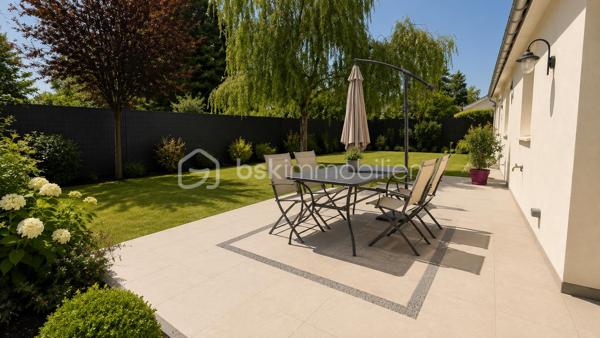 Dans le village Kaufman,  idéalement située au CALME et proches écoles et commodités, venez visiter ce beau plain-pied de 125 m2 environ,  édifié sur un terrain clos et piscinable de 655 m2 SANS VIS-À-VIS.

La maison se compose au rdc dune entrée qui s'ouvre sur une pièce à vivre de plus de 40 m2 avec cuisine américaine équipée. 

Accès garage double et buanderie. 

La partie nuit, bien distincte,  est composée d'une salle d'eau, wc et de 3 chambres dont une suite parentale avec dressing et SDB privative avec WC. 

Dans les combles aménagés,  une grande pièce supplémentaire avec point d'eau pouvant servir de 4eme chambre ou grand bureau, ou encore salle de sport/cinéma. 

Une situation idéale, un modèle de plain-pied apprécié chez Kaufman. Des prestations de qualité : double vitrage PVC, volets roulants électriques, ISOLATION EXTÉRIEURE récente pour un DPE en C ! 

Tableau électrique refait, portail garage motorisé. Maison entretenue et mise au GOÛT DU JOUR. 

Visite sur RDV.