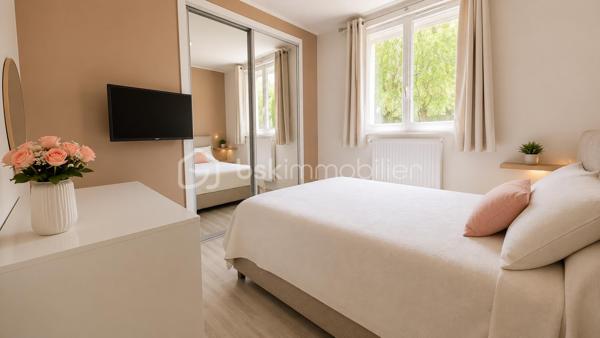 Dans le village Kaufman,  idéalement située au CALME et proches écoles et commodités, venez visiter ce beau plain-pied de 125 m2 environ,  édifié sur un terrain clos et piscinable de 655 m2 SANS VIS-À-VIS.

La maison se compose au rdc dune entrée qui s'ouvre sur une pièce à vivre de plus de 40 m2 avec cuisine américaine équipée. 

Accès garage double et buanderie. 

La partie nuit, bien distincte,  est composée d'une salle d'eau, wc et de 3 chambres dont une suite parentale avec dressing et SDB privative avec WC. 

Dans les combles aménagés,  une grande pièce supplémentaire avec point d'eau pouvant servir de 4eme chambre ou grand bureau, ou encore salle de sport/cinéma. 

Une situation idéale, un modèle de plain-pied apprécié chez Kaufman. Des prestations de qualité : double vitrage PVC, volets roulants électriques, ISOLATION EXTÉRIEURE récente pour un DPE en C ! 

Tableau électrique refait, portail garage motorisé. Maison entretenue et mise au GOÛT DU JOUR. 

Visite sur RDV.