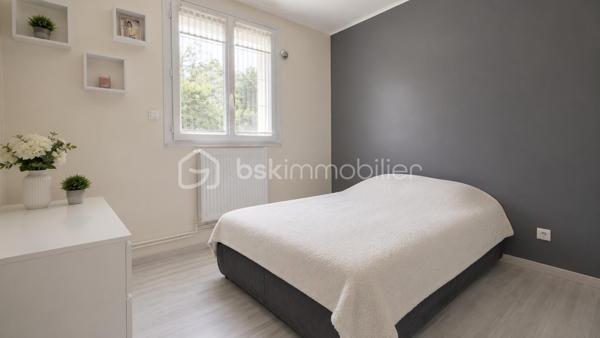 Dans le village Kaufman,  idéalement située au CALME et proches écoles et commodités, venez visiter ce beau plain-pied de 125 m2 environ,  édifié sur un terrain clos et piscinable de 655 m2 SANS VIS-À-VIS.

La maison se compose au rdc dune entrée qui s'ouvre sur une pièce à vivre de plus de 40 m2 avec cuisine américaine équipée. 

Accès garage double et buanderie. 

La partie nuit, bien distincte,  est composée d'une salle d'eau, wc et de 3 chambres dont une suite parentale avec dressing et SDB privative avec WC. 

Dans les combles aménagés,  une grande pièce supplémentaire avec point d'eau pouvant servir de 4eme chambre ou grand bureau, ou encore salle de sport/cinéma. 

Une situation idéale, un modèle de plain-pied apprécié chez Kaufman. Des prestations de qualité : double vitrage PVC, volets roulants électriques, ISOLATION EXTÉRIEURE récente pour un DPE en C ! 

Tableau électrique refait, portail garage motorisé. Maison entretenue et mise au GOÛT DU JOUR. 

Visite sur RDV.