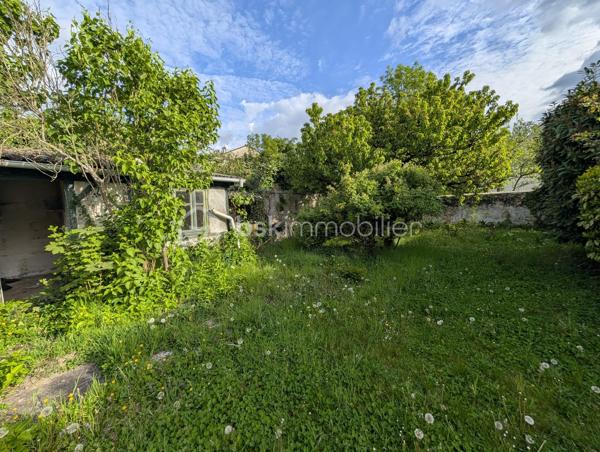 RARE SUR LE SECTEUR – Terrain à bâtir de 408 m² dans un environnement privilégié

Vous rêvez de construire votre maison dans un cadre de vie recherché ? Découvrez ce beau terrain à bâtir de 408 m², idéalement situé dans un quartier pavillonnaire calme et prisé, à quelques minutes seulement du centre-ville, des commerces, des écoles et des services.

Bénéficiant d'un accès, ce terrain offre un excellent potentiel de construction avec une emprise au sol maximale autorisée de 40 %, permettant d'envisager un projet confortable et parfaitement adapté à vos besoins.

Son emplacement de qualité, son environnement résidentiel agréable et sa proximité immédiate avec les commodités en font une opportunité rare sur le marché.

Les caractéristiques du terrain :
✔ Surface de 408 m²
✔ Terrain non viabilisé
✔ Accès existant
✔ Etude G1 en cours
✔ Emprise au sol de 40 %
✔ Construction possible en R+1+C, sous réserve d'autorisation du PC et accord de l'ADP
✔ Quartier calme et recherché
✔ Proche centre-ville et commodités
✔ Cadre de vie idéal pour une résidence principale ou un investissement patrimonial

Une belle opportunité pour concrétiser votre projet de vie dans un secteur où les terrains disponibles sont de plus en plus rares.