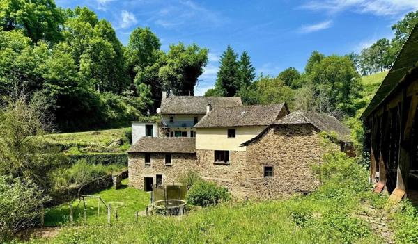 Rieupeyroux – Maison en Pierre et Moulin Converti dans la Campagne de l’Aveyron
