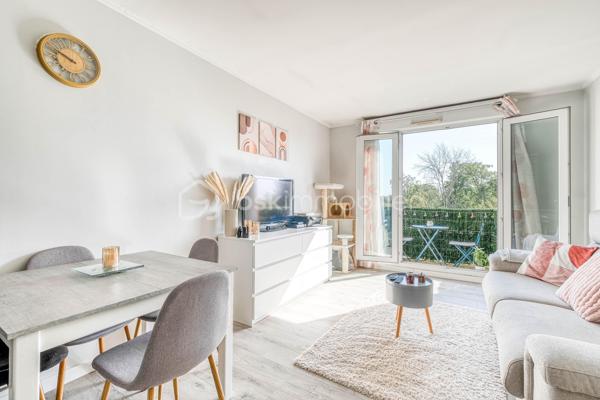 À la recherche d’un appartement clé en main, lumineux et idéalement situé ? Cette exclusivité pourrait bien vous séduire !

L’appartement propose une agréable pièce de vie lumineuse avec cuisine ouverte, une chambre confortable, une salle d’eau, un WC séparé ainsi qu’un balcon idéal pour profiter des beaux jours.
Une place de parking dans l’immeuble complète ce bien, un véritable atout sur le secteur.

Très bien entretenu, aucun travaux n’est à prévoir. Idéal premier acquisition ou investisseur !

Vous profiterez également d’un emplacement privilégié, à pied des commerces, transports et commodités du quotidien.

📍 Claye-Souilly séduit par son cadre de vie agréable, son dynamisme et son accès rapide aux principaux axes.

Une belle opportunité à découvrir rapidement !

📞 Contactez-moi pour plus d’informations ou organiser une visite.