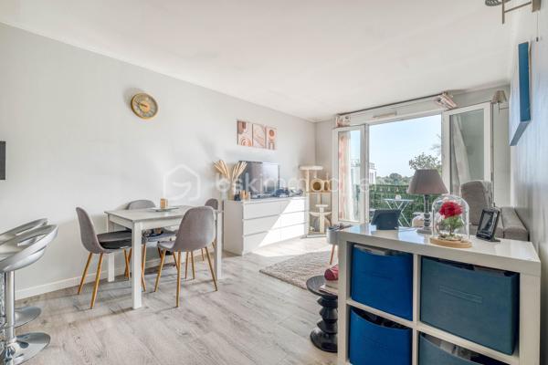 À la recherche d’un appartement clé en main, lumineux et idéalement situé ? Cette exclusivité pourrait bien vous séduire !

L’appartement propose une agréable pièce de vie lumineuse avec cuisine ouverte, une chambre confortable, une salle d’eau, un WC séparé ainsi qu’un balcon idéal pour profiter des beaux jours.
Une place de parking dans l’immeuble complète ce bien, un véritable atout sur le secteur.

Très bien entretenu, aucun travaux n’est à prévoir. Idéal premier acquisition ou investisseur !

Vous profiterez également d’un emplacement privilégié, à pied des commerces, transports et commodités du quotidien.

📍 Claye-Souilly séduit par son cadre de vie agréable, son dynamisme et son accès rapide aux principaux axes.

Une belle opportunité à découvrir rapidement !

📞 Contactez-moi pour plus d’informations ou organiser une visite.