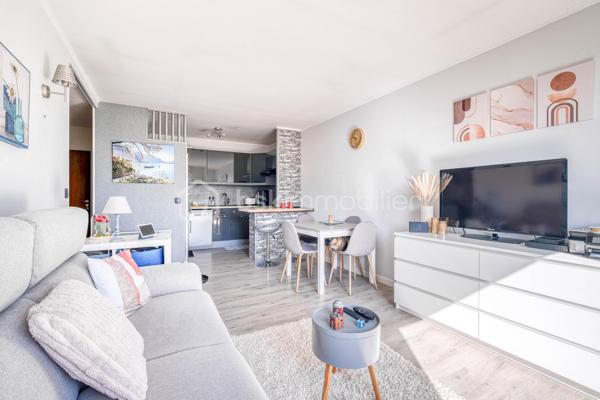 À la recherche d’un appartement clé en main, lumineux et idéalement situé ? Cette exclusivité pourrait bien vous séduire !

L’appartement propose une agréable pièce de vie lumineuse avec cuisine ouverte, une chambre confortable, une salle d’eau, un WC séparé ainsi qu’un balcon idéal pour profiter des beaux jours.
Une place de parking dans l’immeuble complète ce bien, un véritable atout sur le secteur.

Très bien entretenu, aucun travaux n’est à prévoir. Idéal premier acquisition ou investisseur !

Vous profiterez également d’un emplacement privilégié, à pied des commerces, transports et commodités du quotidien.

📍 Claye-Souilly séduit par son cadre de vie agréable, son dynamisme et son accès rapide aux principaux axes.

Une belle opportunité à découvrir rapidement !

📞 Contactez-moi pour plus d’informations ou organiser une visite.