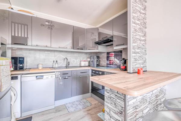 À la recherche d’un appartement clé en main, lumineux et idéalement situé ? Cette exclusivité pourrait bien vous séduire !

L’appartement propose une agréable pièce de vie lumineuse avec cuisine ouverte, une chambre confortable, une salle d’eau, un WC séparé ainsi qu’un balcon idéal pour profiter des beaux jours.
Une place de parking dans l’immeuble complète ce bien, un véritable atout sur le secteur.

Très bien entretenu, aucun travaux n’est à prévoir. Idéal premier acquisition ou investisseur !

Vous profiterez également d’un emplacement privilégié, à pied des commerces, transports et commodités du quotidien.

📍 Claye-Souilly séduit par son cadre de vie agréable, son dynamisme et son accès rapide aux principaux axes.

Une belle opportunité à découvrir rapidement !

📞 Contactez-moi pour plus d’informations ou organiser une visite.