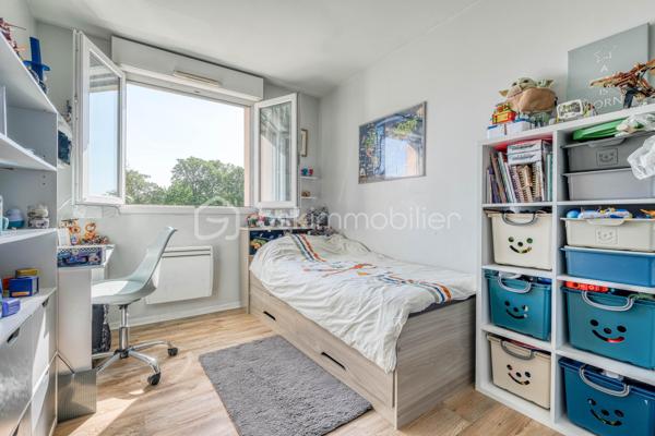 À la recherche d’un appartement clé en main, lumineux et idéalement situé ? Cette exclusivité pourrait bien vous séduire !

L’appartement propose une agréable pièce de vie lumineuse avec cuisine ouverte, une chambre confortable, une salle d’eau, un WC séparé ainsi qu’un balcon idéal pour profiter des beaux jours.
Une place de parking dans l’immeuble complète ce bien, un véritable atout sur le secteur.

Très bien entretenu, aucun travaux n’est à prévoir. Idéal premier acquisition ou investisseur !

Vous profiterez également d’un emplacement privilégié, à pied des commerces, transports et commodités du quotidien.

📍 Claye-Souilly séduit par son cadre de vie agréable, son dynamisme et son accès rapide aux principaux axes.

Une belle opportunité à découvrir rapidement !

📞 Contactez-moi pour plus d’informations ou organiser une visite.