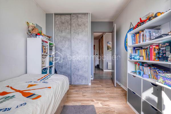 À la recherche d’un appartement clé en main, lumineux et idéalement situé ? Cette exclusivité pourrait bien vous séduire !

L’appartement propose une agréable pièce de vie lumineuse avec cuisine ouverte, une chambre confortable, une salle d’eau, un WC séparé ainsi qu’un balcon idéal pour profiter des beaux jours.
Une place de parking dans l’immeuble complète ce bien, un véritable atout sur le secteur.

Très bien entretenu, aucun travaux n’est à prévoir. Idéal premier acquisition ou investisseur !

Vous profiterez également d’un emplacement privilégié, à pied des commerces, transports et commodités du quotidien.

📍 Claye-Souilly séduit par son cadre de vie agréable, son dynamisme et son accès rapide aux principaux axes.

Une belle opportunité à découvrir rapidement !

📞 Contactez-moi pour plus d’informations ou organiser une visite.