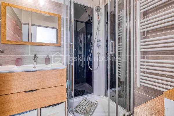 À la recherche d’un appartement clé en main, lumineux et idéalement situé ? Cette exclusivité pourrait bien vous séduire !

L’appartement propose une agréable pièce de vie lumineuse avec cuisine ouverte, une chambre confortable, une salle d’eau, un WC séparé ainsi qu’un balcon idéal pour profiter des beaux jours.
Une place de parking dans l’immeuble complète ce bien, un véritable atout sur le secteur.

Très bien entretenu, aucun travaux n’est à prévoir. Idéal premier acquisition ou investisseur !

Vous profiterez également d’un emplacement privilégié, à pied des commerces, transports et commodités du quotidien.

📍 Claye-Souilly séduit par son cadre de vie agréable, son dynamisme et son accès rapide aux principaux axes.

Une belle opportunité à découvrir rapidement !

📞 Contactez-moi pour plus d’informations ou organiser une visite.