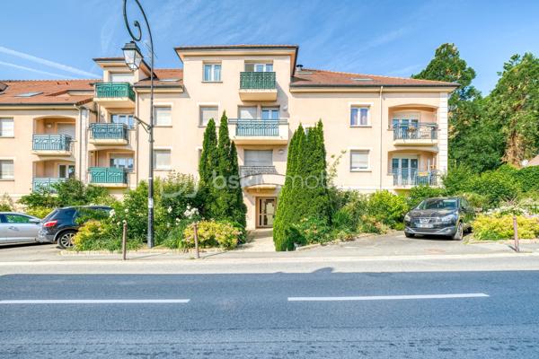 À la recherche d’un appartement clé en main, lumineux et idéalement situé ? Cette exclusivité pourrait bien vous séduire !

L’appartement propose une agréable pièce de vie lumineuse avec cuisine ouverte, une chambre confortable, une salle d’eau, un WC séparé ainsi qu’un balcon idéal pour profiter des beaux jours.
Une place de parking dans l’immeuble complète ce bien, un véritable atout sur le secteur.

Très bien entretenu, aucun travaux n’est à prévoir. Idéal premier acquisition ou investisseur !

Vous profiterez également d’un emplacement privilégié, à pied des commerces, transports et commodités du quotidien.

📍 Claye-Souilly séduit par son cadre de vie agréable, son dynamisme et son accès rapide aux principaux axes.

Une belle opportunité à découvrir rapidement !

📞 Contactez-moi pour plus d’informations ou organiser une visite.