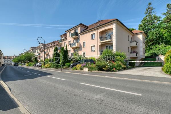 À la recherche d’un appartement clé en main, lumineux et idéalement situé ? Cette exclusivité pourrait bien vous séduire !

L’appartement propose une agréable pièce de vie lumineuse avec cuisine ouverte, une chambre confortable, une salle d’eau, un WC séparé ainsi qu’un balcon idéal pour profiter des beaux jours.
Une place de parking dans l’immeuble complète ce bien, un véritable atout sur le secteur.

Très bien entretenu, aucun travaux n’est à prévoir. Idéal premier acquisition ou investisseur !

Vous profiterez également d’un emplacement privilégié, à pied des commerces, transports et commodités du quotidien.

📍 Claye-Souilly séduit par son cadre de vie agréable, son dynamisme et son accès rapide aux principaux axes.

Une belle opportunité à découvrir rapidement !

📞 Contactez-moi pour plus d’informations ou organiser une visite.