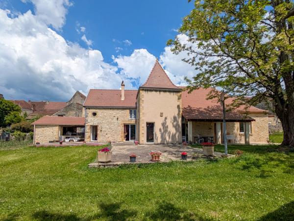 Une grande maison familiale dans un charmant village de la Bouriane.