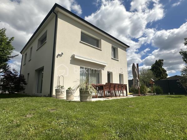 Située en second rang, à l'abri des regards, cette propriété contemporaine de 168 m² environ séduit par la qualité de sa conception, ses volumes généreux et ses prestations soigneusement sélectionnées.

Le rez-de-chaussée s'articule autour d'une vaste pièce de vie lumineuse avec cuisine ouverte entièrement aménagée et équipée, prolongée par un cellier. Une suite parentale avec salle d'eau, un WC indépendant ainsi qu'une entrée avec rangements complètent ce niveau.

À l'étage, un palier distribue trois chambres, dont une actuellement aménagée en dressing, ainsi qu'une salle de bains équipée d'une baignoire, d'une douche et d'un WC.

Signature architecturale de la maison, un spectaculaire filet suspendu d'environ 20 m² apporte une dimension moderne unique et crée un espace de vie atypique, ouvert sur les volumes de la propriété.

Pensée pour offrir un confort optimal au quotidien, la maison dispose d'équipements performants, d'une isolation de qualité et d'un système de climatisation assurant une température agréable en toute saison. Ses performances énergétiques maîtrisées contribuent également à un cadre de vie confortable et durable.

Implantée sur une parcelle de 723 m² environ, la maison propose des aménagements extérieurs pensés pour le confort et la convivialité : terrasse avec store banne, espace barbecue, terrain de pétanque, garage, portail motorisé, carport double équipé d'une borne de recharge pour véhicule électrique ainsi que plusieurs stationnements complémentaires.

Une propriété rare sur le marché, alliant architecture contemporaine, confort moderne et qualité de vie, à quelques minutes du centre d'Orléans.

Dossier complet et visite privée sur rendez-vous.