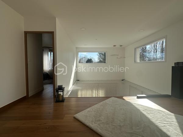 Située en second rang, à l'abri des regards, cette propriété contemporaine de 168 m² environ séduit par la qualité de sa conception, ses volumes généreux et ses prestations soigneusement sélectionnées.

Le rez-de-chaussée s'articule autour d'une vaste pièce de vie lumineuse avec cuisine ouverte entièrement aménagée et équipée, prolongée par un cellier. Une suite parentale avec salle d'eau, un WC indépendant ainsi qu'une entrée avec rangements complètent ce niveau.

À l'étage, un palier distribue trois chambres, dont une actuellement aménagée en dressing, ainsi qu'une salle de bains équipée d'une baignoire, d'une douche et d'un WC.

Signature architecturale de la maison, un spectaculaire filet suspendu d'environ 20 m² apporte une dimension moderne unique et crée un espace de vie atypique, ouvert sur les volumes de la propriété.

Pensée pour offrir un confort optimal au quotidien, la maison dispose d'équipements performants, d'une isolation de qualité et d'un système de climatisation assurant une température agréable en toute saison. Ses performances énergétiques maîtrisées contribuent également à un cadre de vie confortable et durable.

Implantée sur une parcelle de 723 m² environ, la maison propose des aménagements extérieurs pensés pour le confort et la convivialité : terrasse avec store banne, espace barbecue, terrain de pétanque, garage, portail motorisé, carport double équipé d'une borne de recharge pour véhicule électrique ainsi que plusieurs stationnements complémentaires.

Une propriété rare sur le marché, alliant architecture contemporaine, confort moderne et qualité de vie, à quelques minutes du centre d'Orléans.

Dossier complet et visite privée sur rendez-vous.