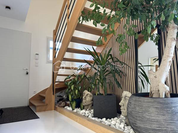 Située en second rang, à l'abri des regards, cette propriété contemporaine de 168 m² environ séduit par la qualité de sa conception, ses volumes généreux et ses prestations soigneusement sélectionnées.

Le rez-de-chaussée s'articule autour d'une vaste pièce de vie lumineuse avec cuisine ouverte entièrement aménagée et équipée, prolongée par un cellier. Une suite parentale avec salle d'eau, un WC indépendant ainsi qu'une entrée avec rangements complètent ce niveau.

À l'étage, un palier distribue trois chambres, dont une actuellement aménagée en dressing, ainsi qu'une salle de bains équipée d'une baignoire, d'une douche et d'un WC.

Signature architecturale de la maison, un spectaculaire filet suspendu d'environ 20 m² apporte une dimension moderne unique et crée un espace de vie atypique, ouvert sur les volumes de la propriété.

Pensée pour offrir un confort optimal au quotidien, la maison dispose d'équipements performants, d'une isolation de qualité et d'un système de climatisation assurant une température agréable en toute saison. Ses performances énergétiques maîtrisées contribuent également à un cadre de vie confortable et durable.

Implantée sur une parcelle de 723 m² environ, la maison propose des aménagements extérieurs pensés pour le confort et la convivialité : terrasse avec store banne, espace barbecue, terrain de pétanque, garage, portail motorisé, carport double équipé d'une borne de recharge pour véhicule électrique ainsi que plusieurs stationnements complémentaires.

Une propriété rare sur le marché, alliant architecture contemporaine, confort moderne et qualité de vie, à quelques minutes du centre d'Orléans.

Dossier complet et visite privée sur rendez-vous.