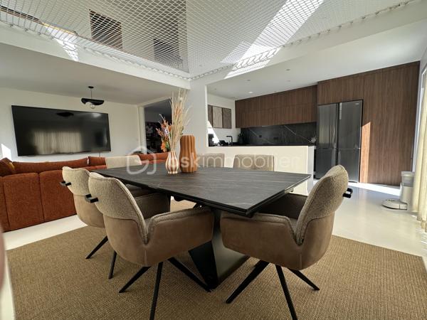 Située en second rang, à l'abri des regards, cette propriété contemporaine de 168 m² environ séduit par la qualité de sa conception, ses volumes généreux et ses prestations soigneusement sélectionnées.

Le rez-de-chaussée s'articule autour d'une vaste pièce de vie lumineuse avec cuisine ouverte entièrement aménagée et équipée, prolongée par un cellier. Une suite parentale avec salle d'eau, un WC indépendant ainsi qu'une entrée avec rangements complètent ce niveau.

À l'étage, un palier distribue trois chambres, dont une actuellement aménagée en dressing, ainsi qu'une salle de bains équipée d'une baignoire, d'une douche et d'un WC.

Signature architecturale de la maison, un spectaculaire filet suspendu d'environ 20 m² apporte une dimension moderne unique et crée un espace de vie atypique, ouvert sur les volumes de la propriété.

Pensée pour offrir un confort optimal au quotidien, la maison dispose d'équipements performants, d'une isolation de qualité et d'un système de climatisation assurant une température agréable en toute saison. Ses performances énergétiques maîtrisées contribuent également à un cadre de vie confortable et durable.

Implantée sur une parcelle de 723 m² environ, la maison propose des aménagements extérieurs pensés pour le confort et la convivialité : terrasse avec store banne, espace barbecue, terrain de pétanque, garage, portail motorisé, carport double équipé d'une borne de recharge pour véhicule électrique ainsi que plusieurs stationnements complémentaires.

Une propriété rare sur le marché, alliant architecture contemporaine, confort moderne et qualité de vie, à quelques minutes du centre d'Orléans.

Dossier complet et visite privée sur rendez-vous.