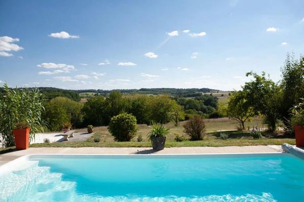 Maison avec 4 chambres, dépéndances et piscine