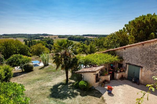 Maison avec 4 chambres, dépéndances et piscine