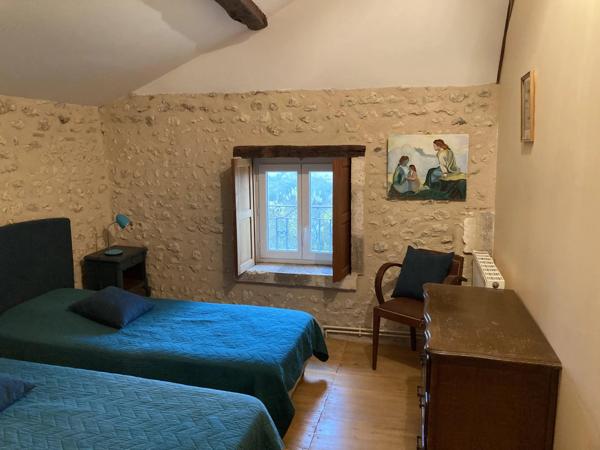 Maison avec 4 chambres, dépéndances et piscine