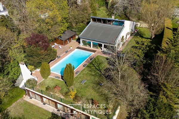 Maison d’architecte aux multiples facettes avec vue dégagée, piscine et dépendances