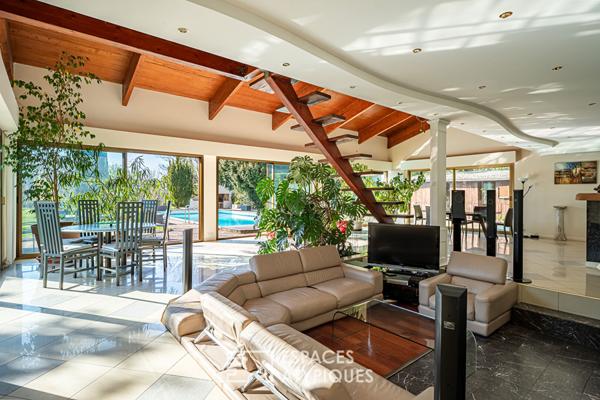 Maison d’architecte aux multiples facettes avec vue dégagée, piscine et dépendances