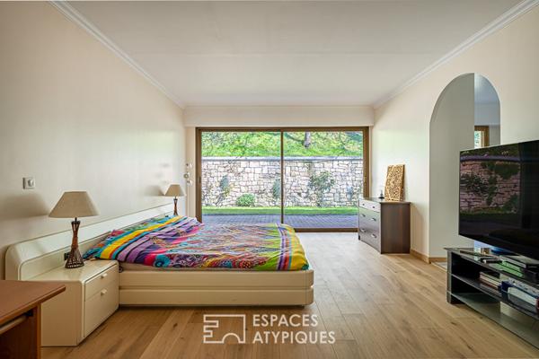 Maison d’architecte aux multiples facettes avec vue dégagée, piscine et dépendances