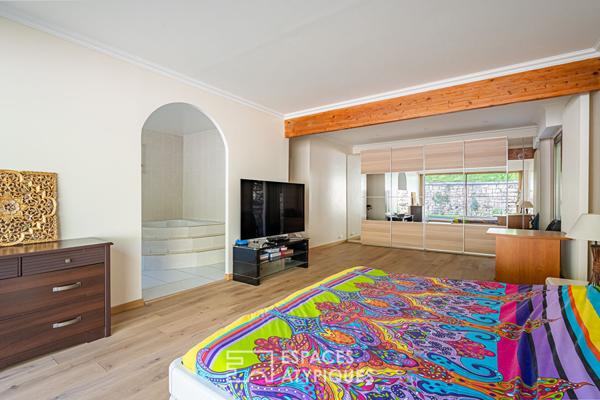 Maison d’architecte aux multiples facettes avec vue dégagée, piscine et dépendances