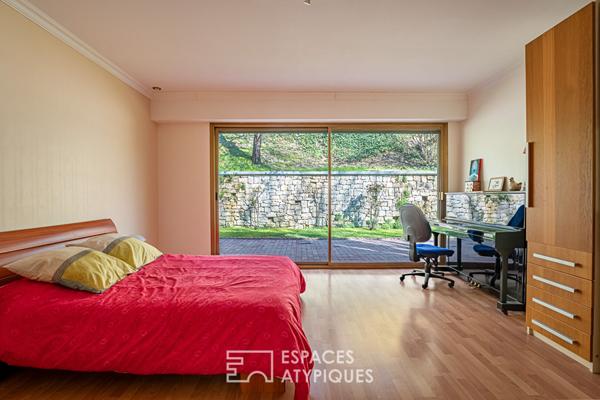 Maison d’architecte aux multiples facettes avec vue dégagée, piscine et dépendances