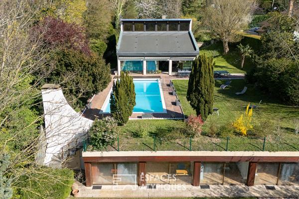 Maison d’architecte aux multiples facettes avec vue dégagée, piscine et dépendances