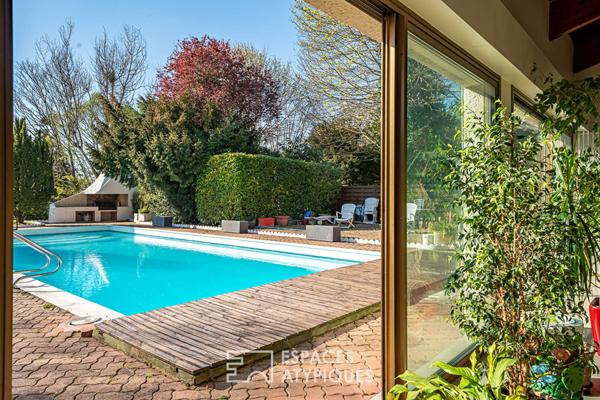 Maison d’architecte aux multiples facettes avec vue dégagée, piscine et dépendances