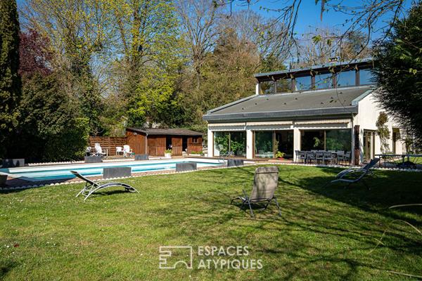 Maison d’architecte aux multiples facettes avec vue dégagée, piscine et dépendances