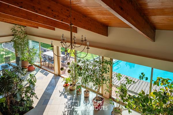 Maison d’architecte aux multiples facettes avec vue dégagée, piscine et dépendances