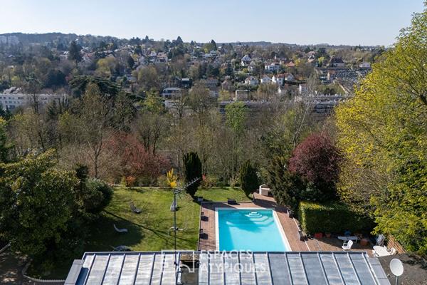 Maison d’architecte aux multiples facettes avec vue dégagée, piscine et dépendances