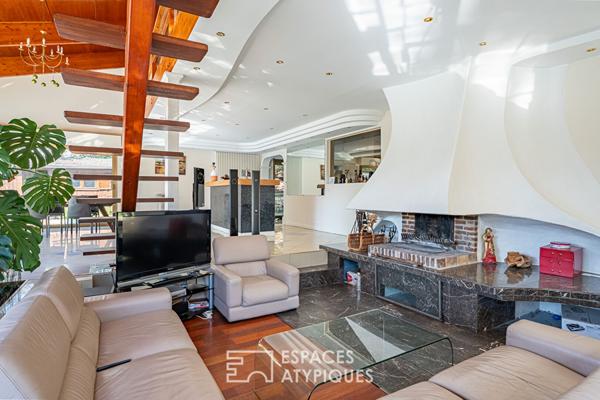 Maison d’architecte aux multiples facettes avec vue dégagée, piscine et dépendances