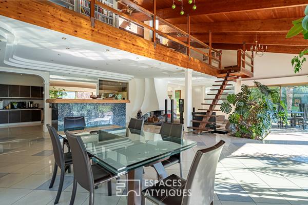 Maison d’architecte aux multiples facettes avec vue dégagée, piscine et dépendances